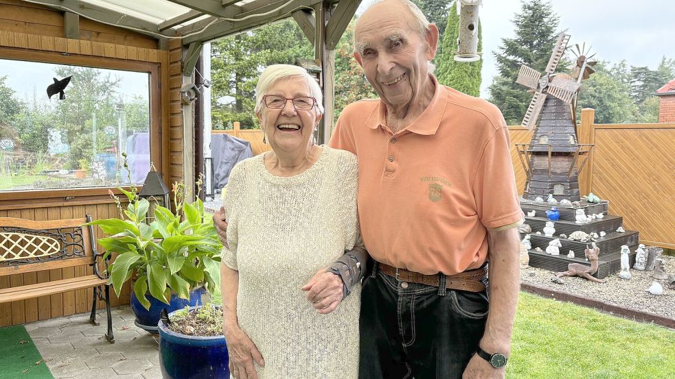 Gerhard und Johanne Saathoff, geborene Harms, feiern ihre Gnadenhochzeit. Im Hintergrund sieht man vieles, was Gerhard Saathoff selbst gebaut und gebastelt hat. Fotos: Hanssen