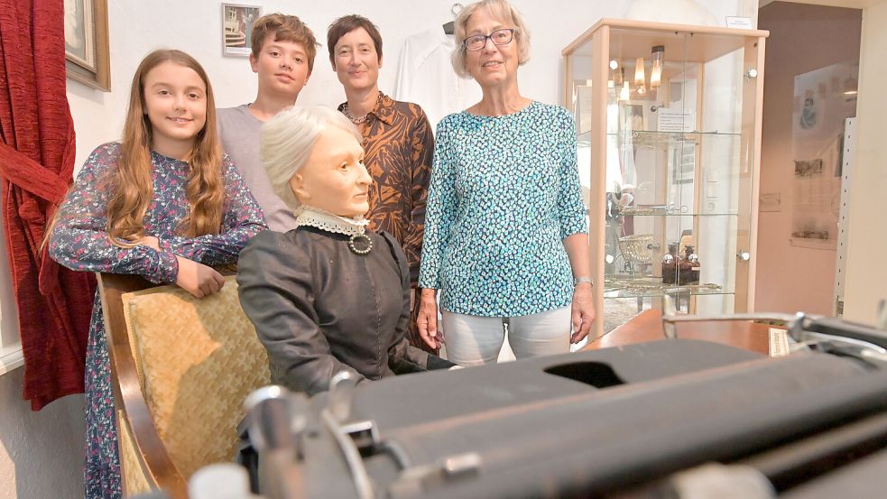 Hannah, Ole, Kerstin und Heide Petretto zu Besuch in der Manningaburg in Pewsum. Die Puppe am Schreibtisch stellt ihre Vorfahrin, Hermine Heusler-Edenhuizen, dar. Foto: Ortgies