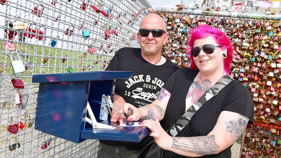 Dirk Borstell und Eileen Baumgarten aus Stralsund stempeln den Leuchtturm auf ihren Kassenbon aus dem Otto Huus. Foto: Wagenaar