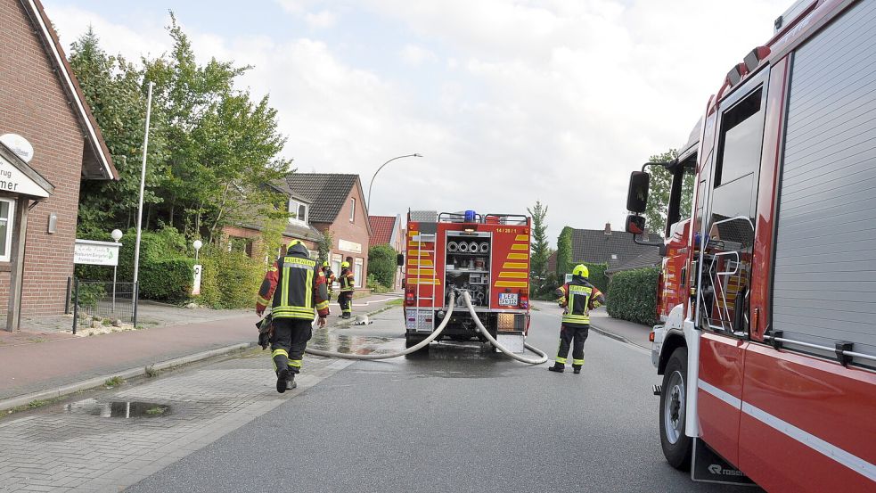 Für den Einsatz der Feuerwehr in Neermoor war zeitweise die Süderstraße für den Verkehr gesperrt. Foto: Wolters