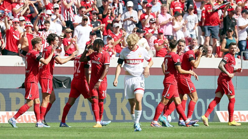 Der SC Freiburg bejubelt den Sieg im Landesduell mit dem VfB Stuttgart. Foto: Philipp von Ditfurth/dpa