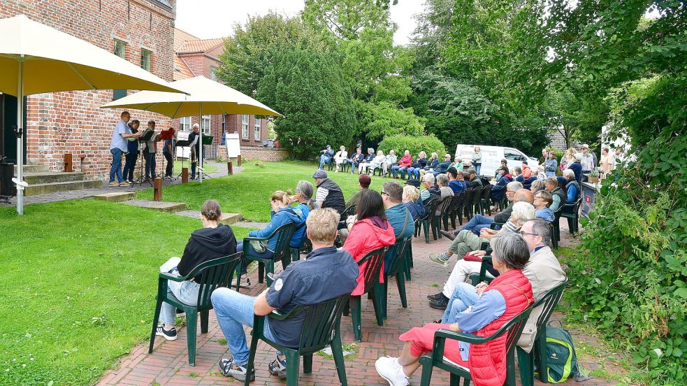 Viele Besucherinnen und Besucher beim Jazzkonzert der LAK am Steinhaus in Greetsiel. Foto: Wagenaar