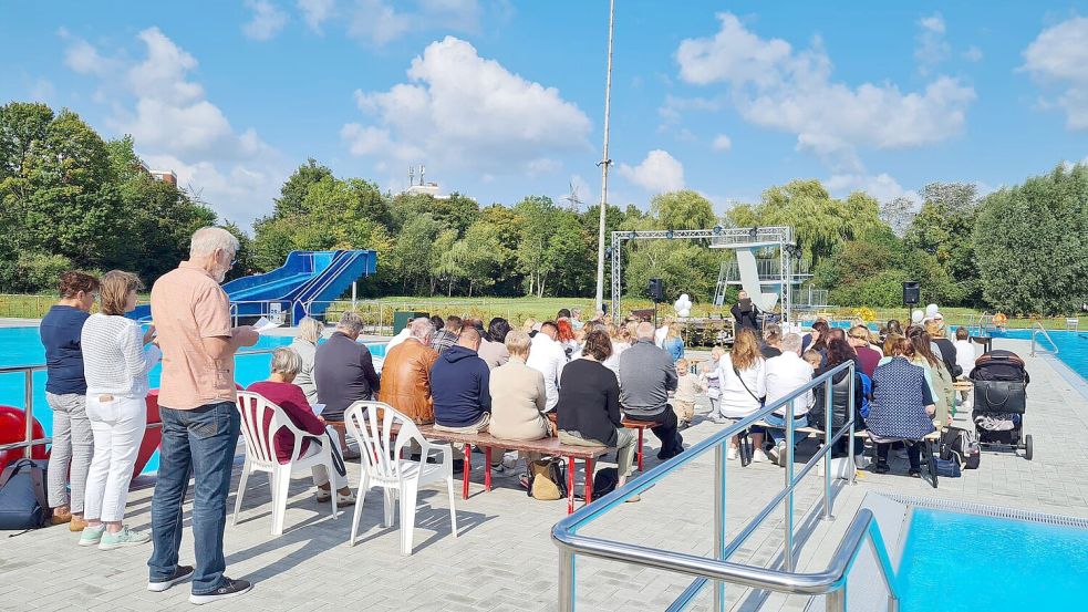 Sonntagvormittag wurde im Freibad Tauffest und Dankesgottesdienst der evangelisch-lutherischen Erlöser Gemeinde Emden im Freibad gefeiert. Foto: Förderverein Freibad Borssum