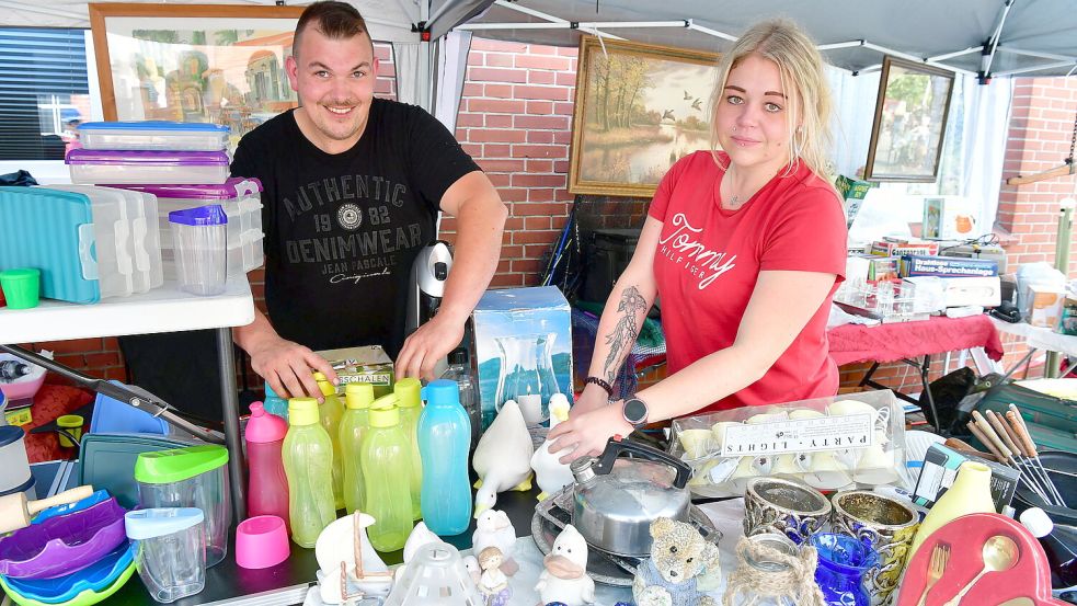 Tupperware war beim Flohmarkt in Simonswolde heiß begehrt. Foto: Wagenaar