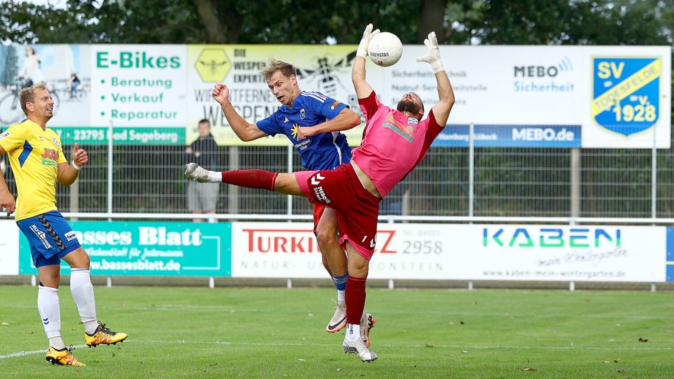 Kickers-Stürmer David Schiller kommt in dieser Szene zu spät. Foto: Homburg