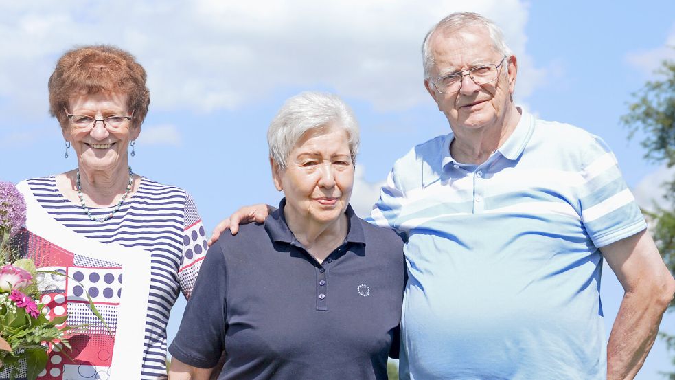 Seit elf Jahren verbringen Manfred und Helga Behl (von rechts) ihren Urlaub in der Ferienwohnung von Else Schilling in Warsingsfehn. Foto: Lüppen