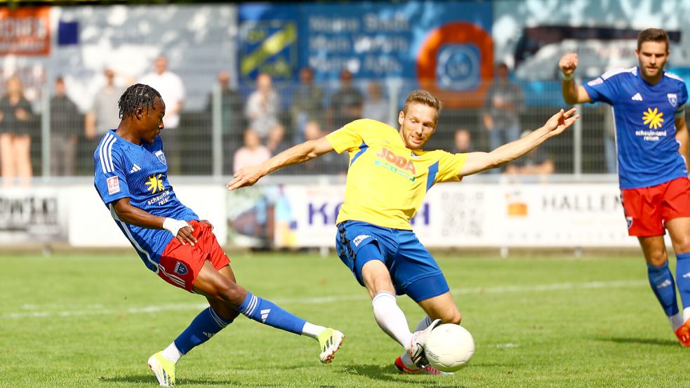 Achtung: Tido Steffens (rechts) ballt bereits die Faust. Nach seinem Querpass schiebt Michael Igwe den Ball zum 1:2 ins Netz. Fotos: Homburg