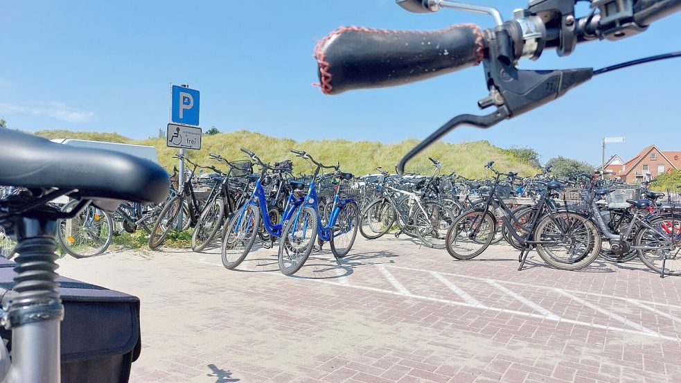 So sollte es nicht sein: Fahrräder blockieren den Behindertenparkplatz an der Randzelstraße. Foto: Ferber