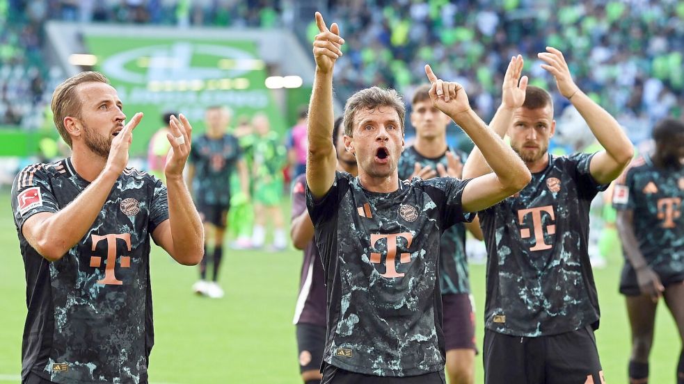 Der neue Bundesliga-Rekordspieler des FC Bayern: Thomas Müller feiert den Sieg in Wolfsburg. Foto: Swen Pförtner/dpa