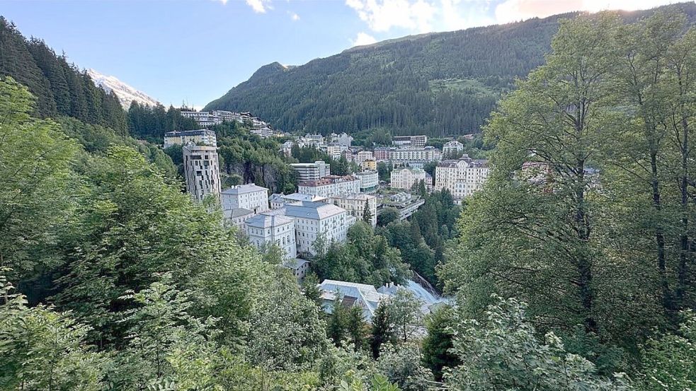 Blick auf die Ortsmitte von Bad Gastein im österreichischen Bundesland Salzburg. Im Zentrum, das an Steilhängen rund um einen Wasserfall liegt, gab es in den letzten Jahren Renovierungen und Neubauten. Der Ort, in dem einst Kaiser kurten und Prominente verkehrten, versucht an alte Glanzzeiten des 19. Jahrhunderts anzuknüpfen. Foto: Gregor Tholl/dpa