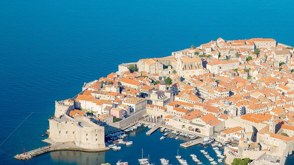 Kroatien ist nicht zuletzt wegen des malerischen Dubrovnik ein Land mit vielen Touristen. (Archivbild) Foto: picture alliance / Stringer/EPA/dpa