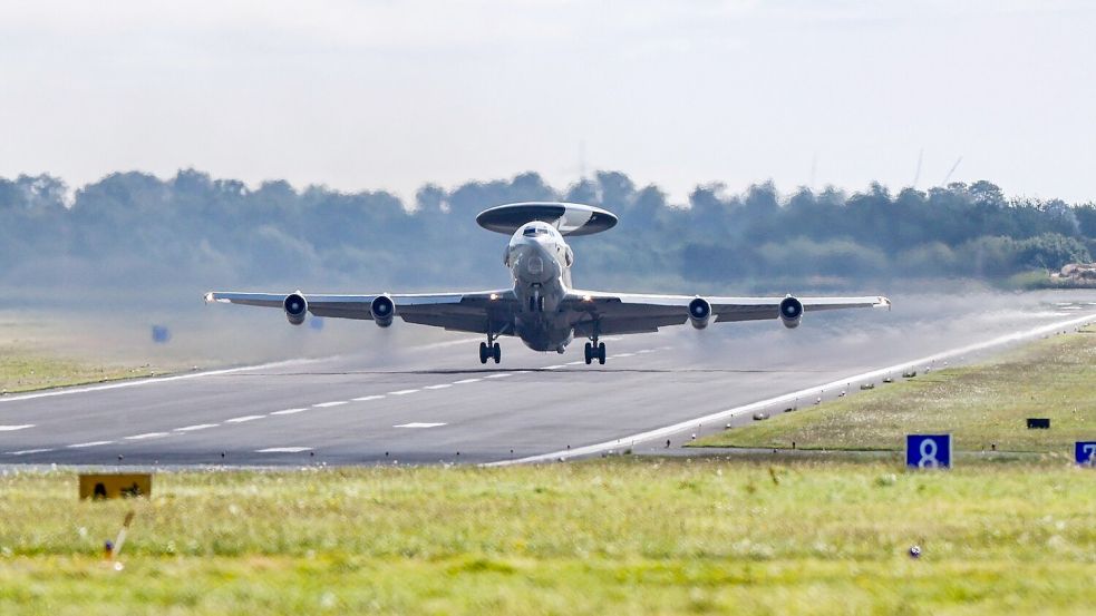 Awacs haben eine Reichweite von 9.250 Kilometern und können andere Luftfahrzeuge in mehr als 400 Kilometern Entfernung orten. (Archivbild) Foto: Christoph Reichwein/dpa