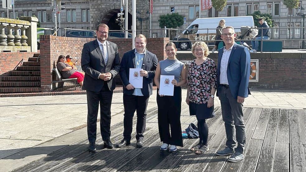 Emdens Oberbürgermeister Tim Kruithoff (von links) überreichte Liam Schüürmann und Nele Drüner den Dr.-Habbena-Preis. Darüber freuten sich auch die stellvertretende Schulleiterin des JAG, Annette Huppert, und Schulleiter Oliver Damm. Foto: privat