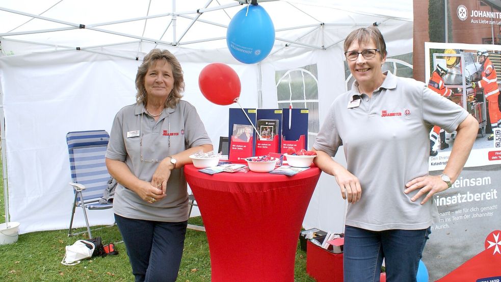 Helene Frieden (links) und Bärbel Hobbie am Stand der Johanniter. Foto: privat