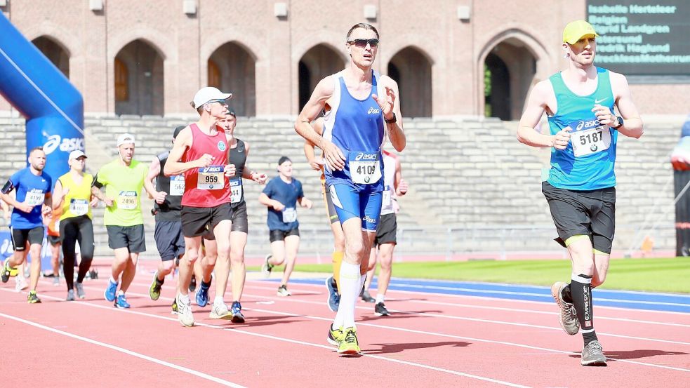 Heinz-Hermann Thelken aus Barßel (Startnummer 4109 spricht im Podcast „Dirk läuft mit“ über seine Marathons (hier in Stockholm) und die Rettung des Hafenfestlaufs. Foto: privat