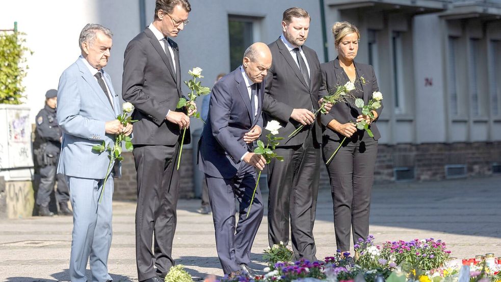 Scholz findet bei seinem Besuch am Tatort des Attentats von Solingen klare Worte. Konkrete neue Maßnahmen kündigt er aber nicht an. Foto: Thomas Banneyer/dpa