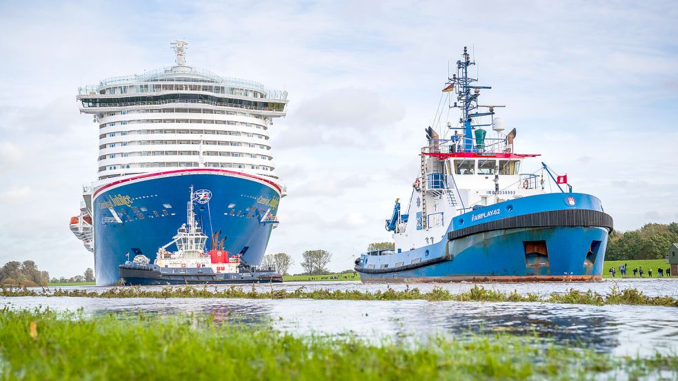 Seit Jahrzehnten ist die Meyer Werft Umweltschützern ein Dorn im Auge. Foto: dpa/Sina Schuldt