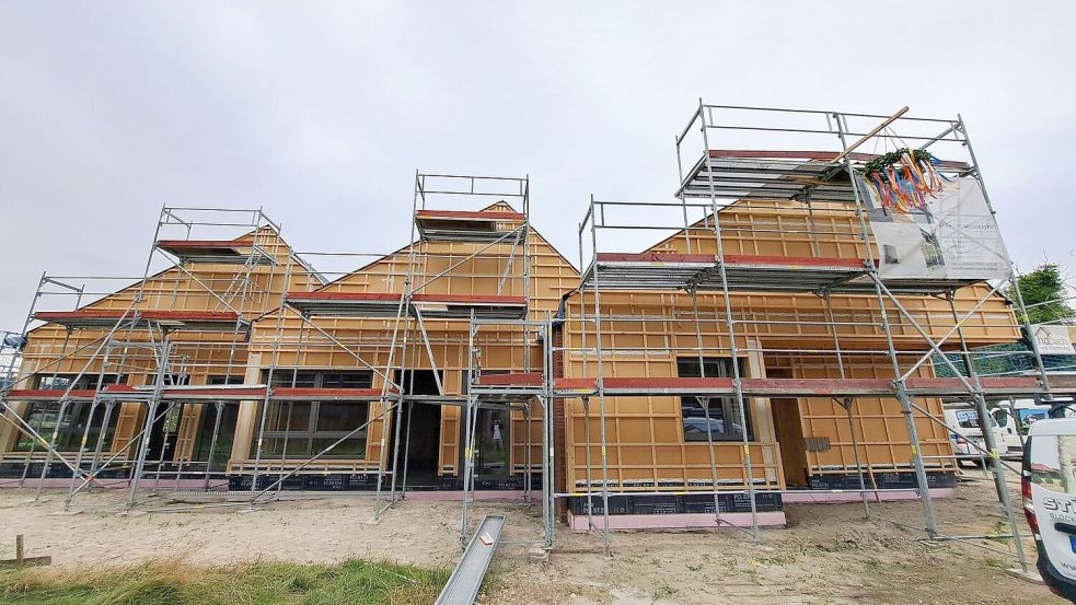 Die dreigliedrige Bauweise des neuen Filius-Kindergartens ist bereits erkennbar. Rechts hängt der Richtkranz. Foto: Lebenshilfe