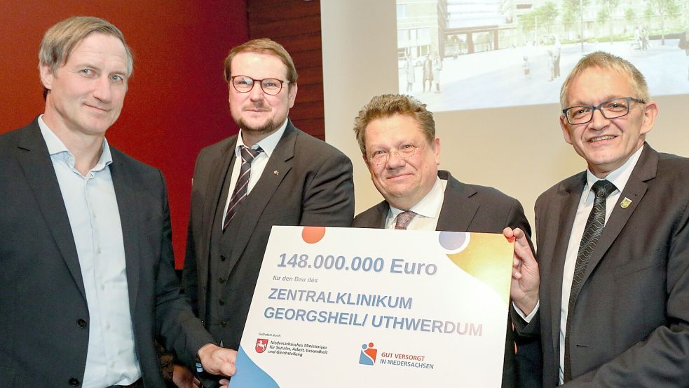 Das war Ende Februar 2024: Klinik-Geschäftsführer Dirk Balster (von links), der Emder Oberbürgermeister Tim Kruithoff, Gesundheitsminister Dr. Andreas Philippi und der Auricher Landrat Olaf Meinen bei der Scheckübergabe in Emden. Foto: Romuald Banik