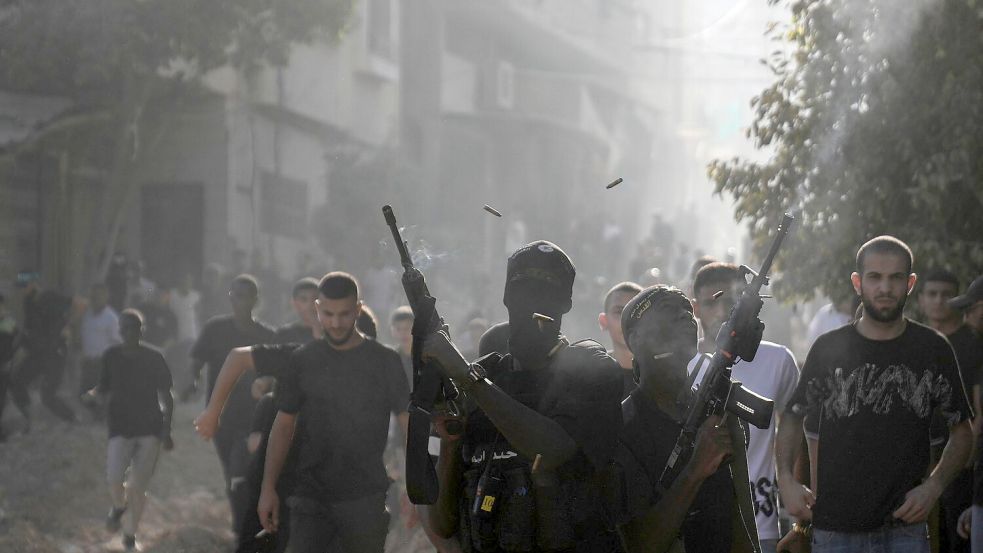 Bewaffnete Palästinenser in Tulkarem. (Archivbild) Foto: Majdi Mohammed/AP/dpa