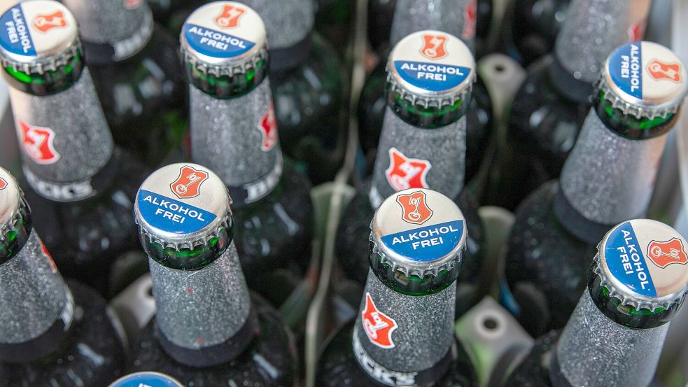 Wenn es nach den Ernährungsexperten der DGE geht, sollen wir künftig lieber alkoholfreies Bier statt welches mit Alkohol trinken. Foto: IMAGO/Michael Eichhammer