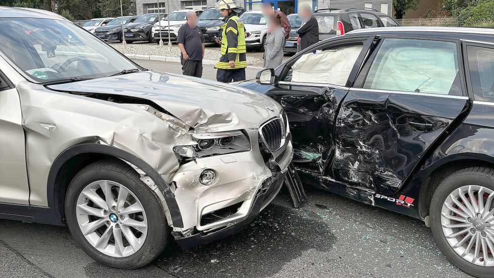 Beim Unfall von 18.45 Uhr lösten die Airbags in den Autos aus. Foto: Feuerwehr