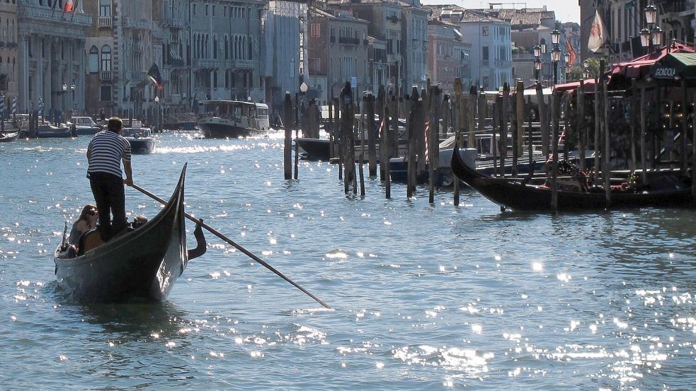 Der Touristen-Hotspot Venedig sucht neue Gondelfahrer. (Symbolbild) Foto: Jens Kalaene/dpa-Zentralbild/dpa