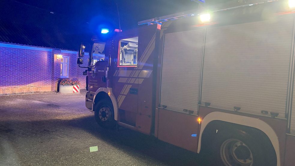 Die Feuerwehr war mit vier Einsatzfahrzeugen zur Gaststätte nach Flachsmeer ausgerückt. Foto: Ammermann