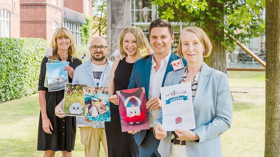 Die Jury (von links) mit Ilka Erdwiens, Tim Bruns, Grietje Kammler, Jelto Müller und Imke Wemken präsentiert Bilder einiger Nümigs. Foto: privat