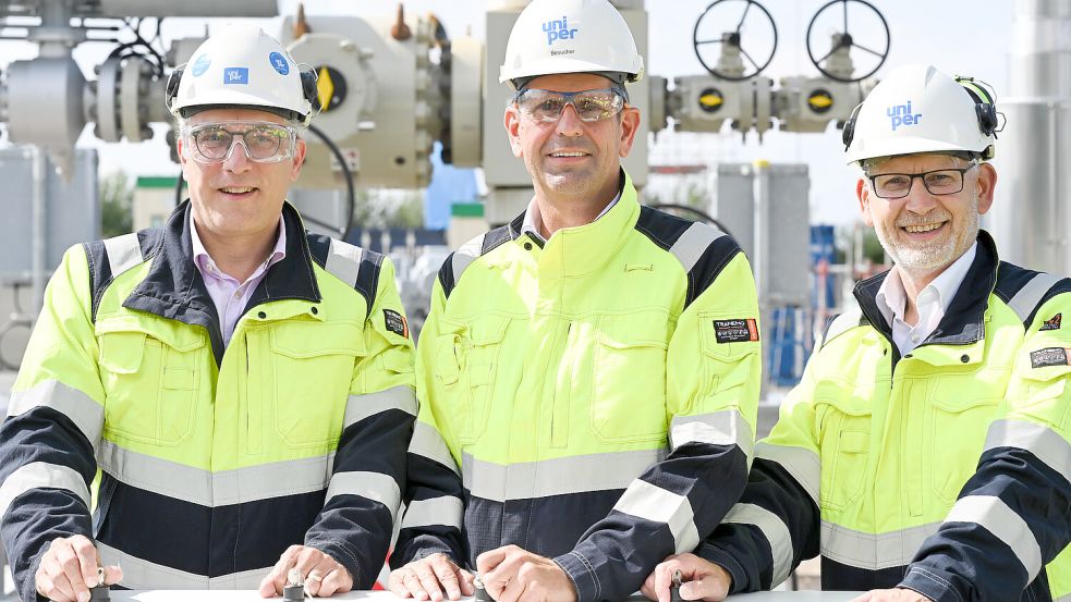 Besonderer Moment in Krummhörn: (von links) Holger Kreetz, COO von Uniper, Niedersachsens Wirtschaftsminister Olaf Lies (SPD) und Michael Lewis CEO von Uniper stehen gemeinsam vor der Testanlage. In der Anlage soll für zwei Jahre die Einspeicherung von Wasserstoff unter realen Bedingungen erprobt werden. Foto: Penning/DPA