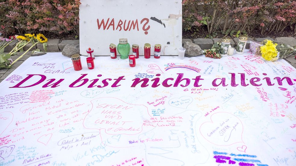 Nach der Messerattacke auf dem Solinger Stadtfest haben Menschen in der Nähe des Tatortes Nachrichten sowie Blumen und Kerzen hinterlassen. DPA-Foto: Banneyer