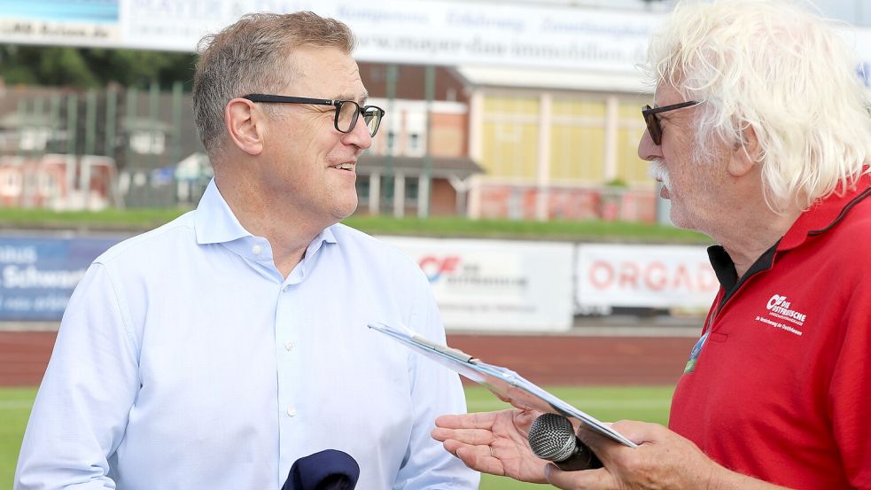 Jan-Christian Dreesen gab sich beim Finale des Ostfriesland-Cups sehr nahbar. Foto: Gronewold