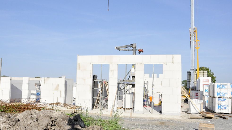 Auf der Baustelle in Jheringsfehn sind schon die ersten Mauern zu sehen. Foto: Wolters