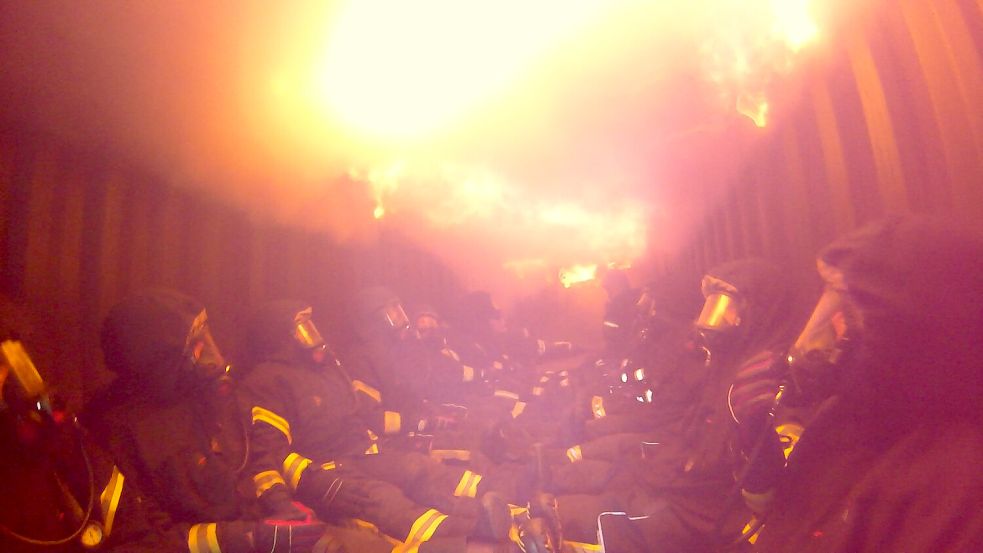 Was passiert, wenn sich brennbare Rauchgase plötzlich entzünden, haben Feuerwehrleute aus Wiesmoor und Uplengen hautnah erlebt. Eine Reporterin begleitete sie. Foto: GoPro