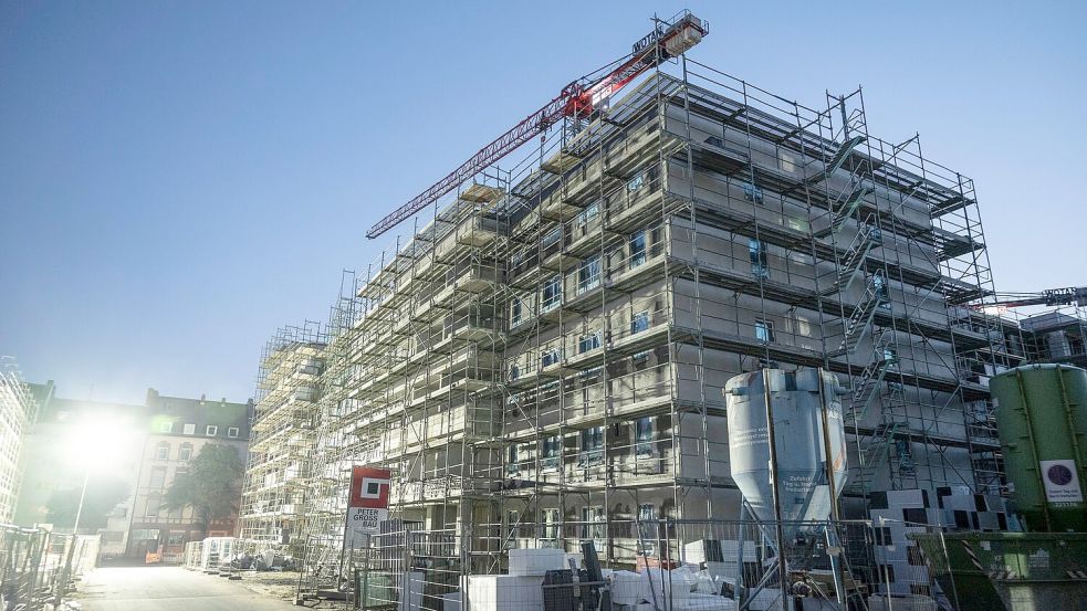 Banken vergeben wieder mehr Kredite für den Wohnungsbau. Foto: Boris Roessler/dpa