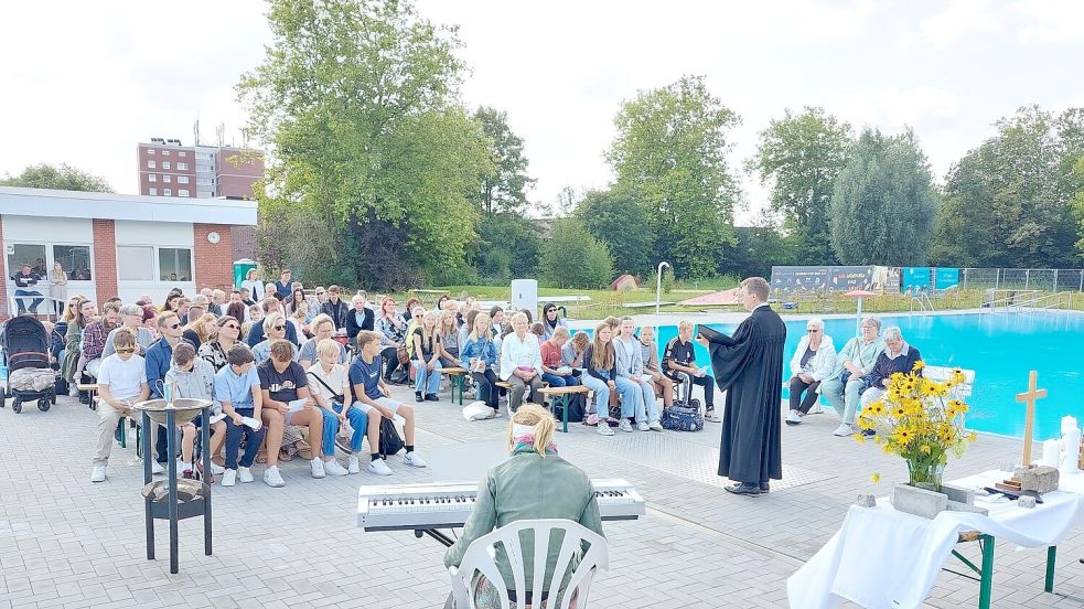 Das Freibad diente als Kulisse für das erste Tauffest unter freiem Himmel in Borssum. Pastor Wolfgang Ritter taufte die „glorreichen Sieben“. Foto: privat