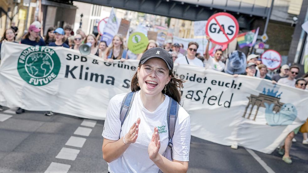 Entschlossen: Luisa Neubauer, Klimaschutzaktivistin und Organisatorin von Fridays for Future, protestiert am vergangenen Freitag bei einer Demonstration vor dem Bundesministerium für Wirtschaft und Klimaschutz gegen die Genehmigung eines Gasfelds vor Borkum. Foto: Kay Nietfeld/DPA