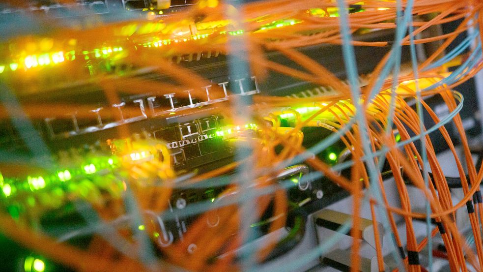 Kabelsalat: Viele Unternehmen sind nicht ausreichend vor Cyberangriff geschützt. Foto: dpa/Julian Stratenschulte