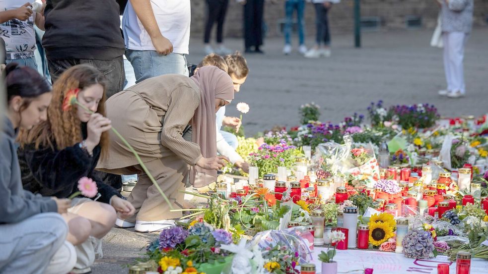 Alle acht Verletzten des Solinger Anschlags werden nach Angaben des NRW-Innenministers Reul überleben. Foto: Thomas Banneyer/dpa