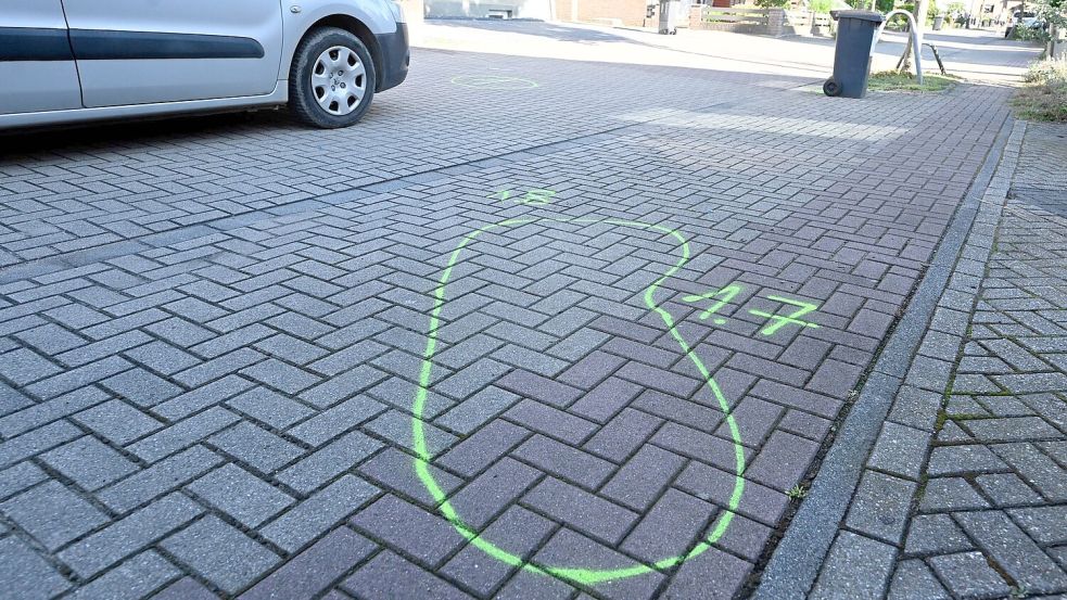 Die Polizei in Duisburg ermittelt nach tödlichen Polizeischüssen auf einen 26-Jährigen in Moers. Der Deutsche soll Polizisten mit Messern in den Händen angegriffen haben und starb an den Schussverletzungen. Foto: Roberto Pfeil/dpa