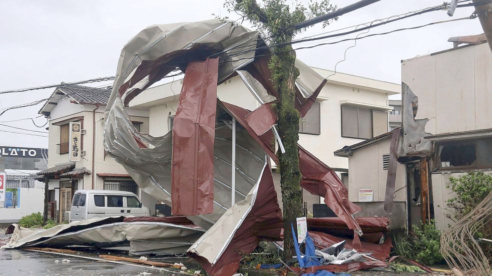 Behörden in Japan warnen die Bewohner vor den Gefahren durch den starken Taifun. Foto: Uncredited/Kyodo News/AP/dpa