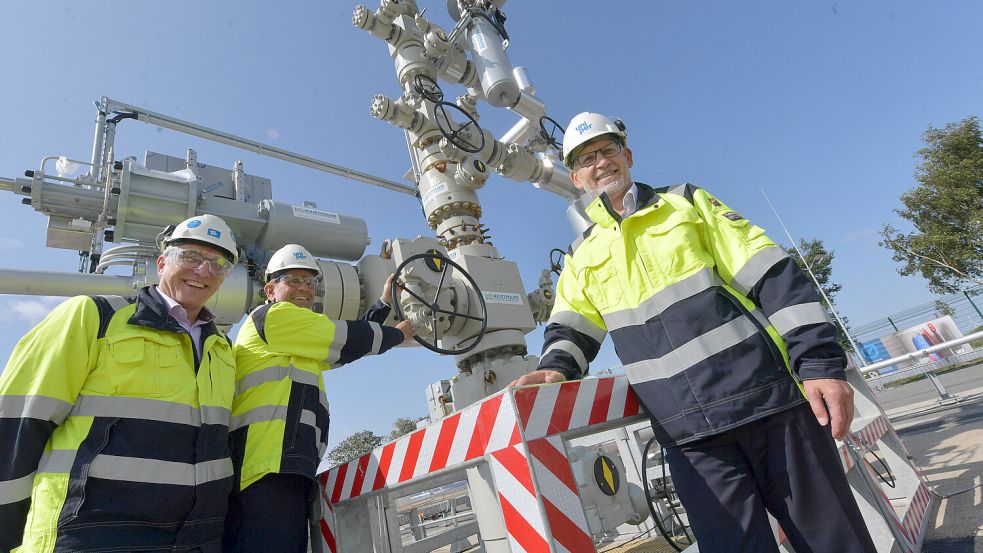 Uniper-COO Holger Kreetz (von links), Niedersachsens Wirtschaftsminister Olaf Lies (SPD) und Uniper-CEO Michael Lewis stehen vor der Wasserstoff-Speicheranlage des Energiekonzerns Uniper in Upleward. In der Anlage soll für zwei Jahre die Einspeicherung von Wasserstoff unter realen Bedingungen erprobt werden. Foto: Ortgies