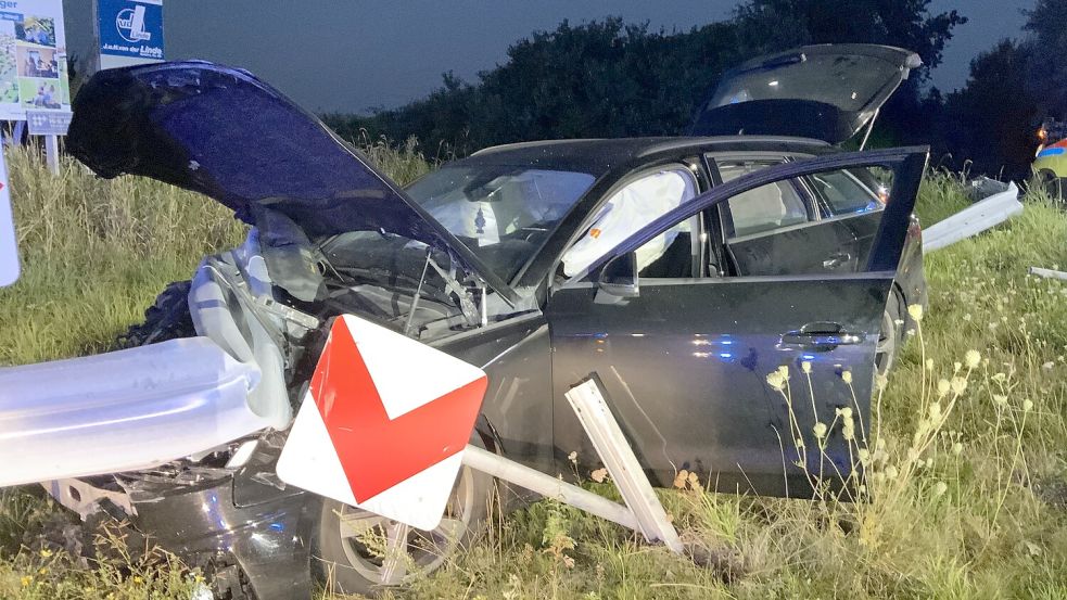 Der Wagen wurde bei dem Unfall stark beschädigt. Foto: Feuerwehr Emden