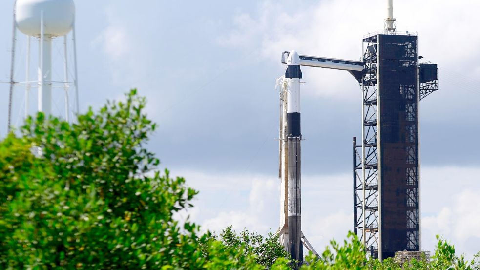 Booster geht bei der Landung in Flammen auf: Die „Falcon 9“-Rakete von SpaceX Foto: Charles Briggs/ZUMA Press Wire/dpa