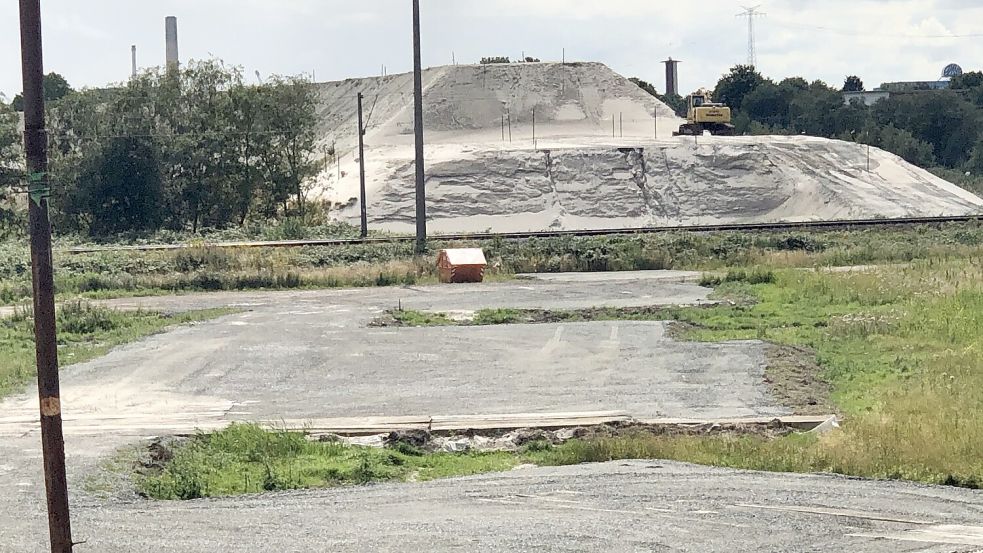 Zwischen den mächtigen Sandbergen klafft eine mehrere Hundert Meter lang Lücke. Hier soll ein neues und 232 Meter langes Brückenbauwerk eine Gasfernleitung und die Bahnstrecke (im Hintergrund) überqueren. Foto: H. Müller/Archiv