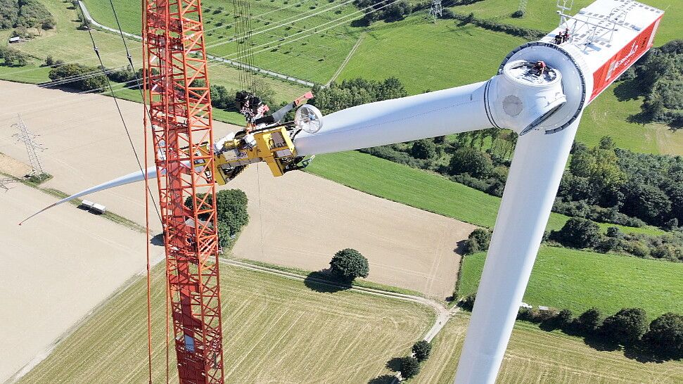 Riesige Dimensionen: Die E-175 hat 86 Meter lange Rotorblätter und ist 250 Meter hoch. Foto: Enercon