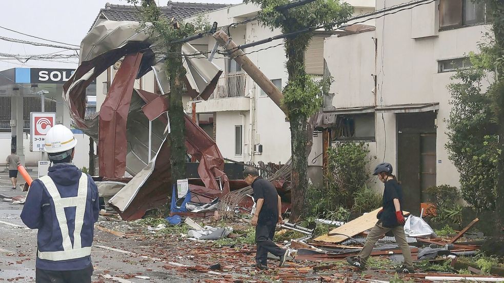 Der Taifun verursachte Schäden durch starken Regen und Sturmböen. Foto: ---/Kyodo News/AP/dpa