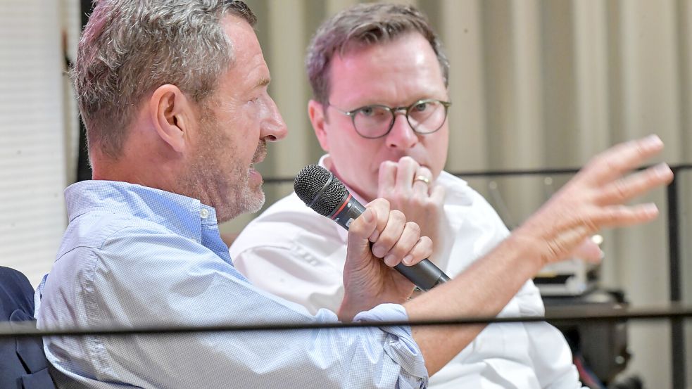 Kai Diekmann und Lars Reckermann (rechts) diskutieren über Politik und Journalismus. Foto: Ortgies