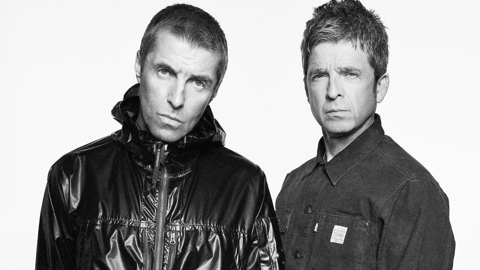 Liam Gallagher (links) und Noel Gallagher haben sich vertragen und stehen im nächsten Jahr mit ihrer Band Oasis wieder auf der Bühne. Foto: Simon Emmett/Fear Pr/PA Media/dpa