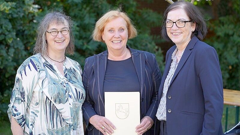 Cornelia Scupin (links), Aufgabenbereichsleiterin im Umweltministerium, und NLWKN-Direktorin Anne Rickmeyer (rechts) überreichten Franzis Kathe die Urkunde zur Versetzung in den Ruhestand. Foto: Lippe/NLWKN